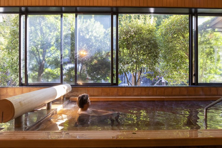 檜風呂は、温泉に炭酸が溶け込んだ高濃度炭酸泉。浸かると肌に気泡がまとわりつく。