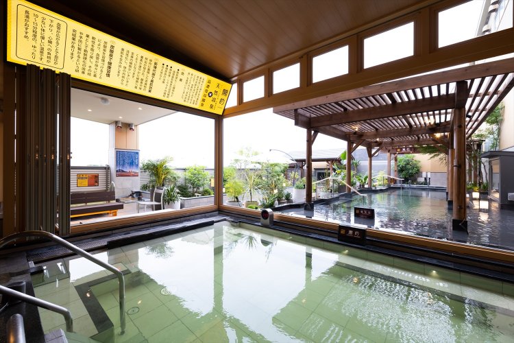 温泉に高濃度炭酸を溶け込ませた高濃度炭酸泉は、大きな窓を開け放した半露天風呂だ。