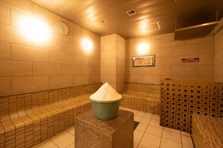 ミネラル塩サウナは、体に塩を塗りマッサージすると毛穴の中の皮脂や老廃物を流し去り、血流を促進する。