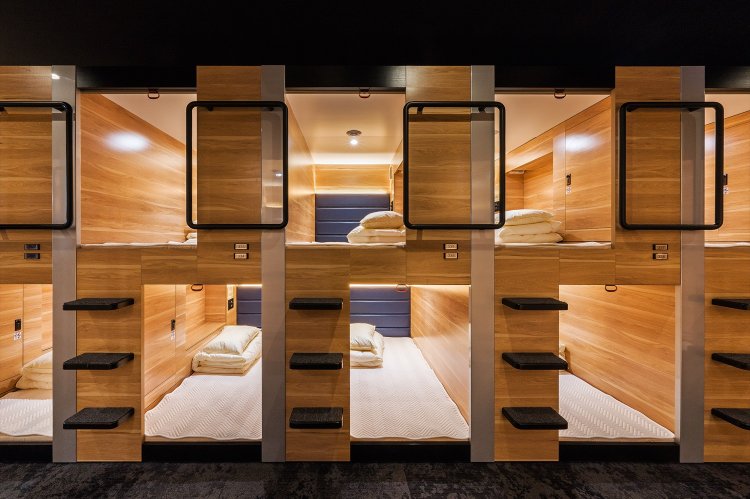 旅館を思わせる建物。カプセルホテルもあり、空港利用者の宿泊施設にもなる。宿泊は要問合せ。