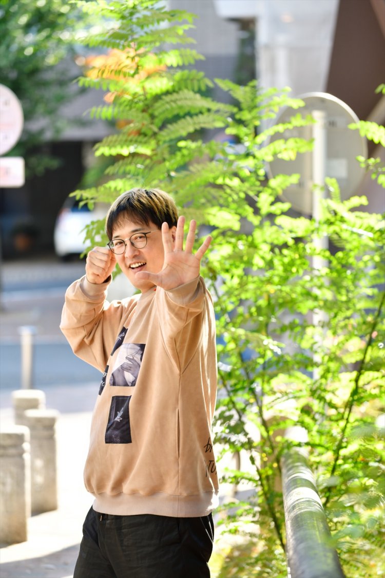 「2021年NHK紅白歌合戦」出場決定直後、喜びを「ガオレンジャー」の変身ポーズで。