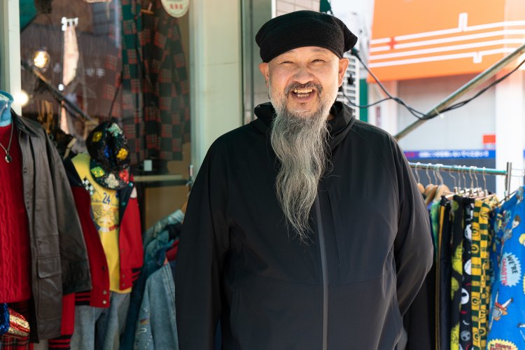 代表の飯塚敏雄さん、通称サクさん。トレードマークになった髭はもう4年も伸ばしているそう。