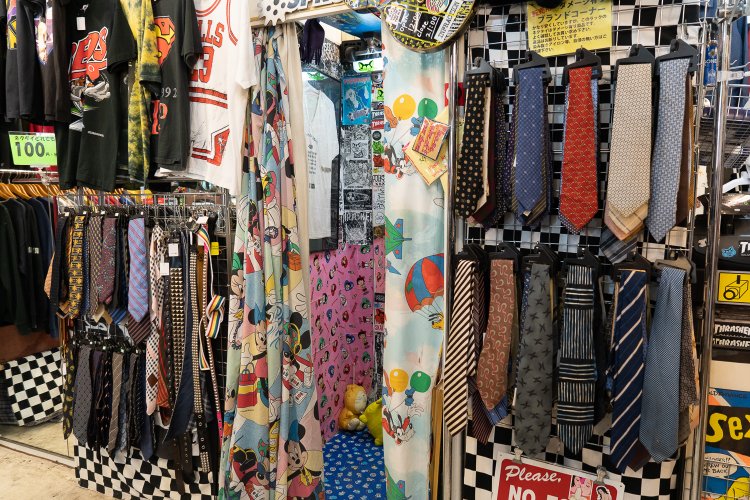 ブランドもののネクタイも格安。少しの手入れで見違えるようになることもあるそう。
