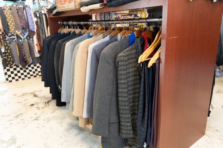 このラックだけ見ると紳士服の店かと思ってしまう。