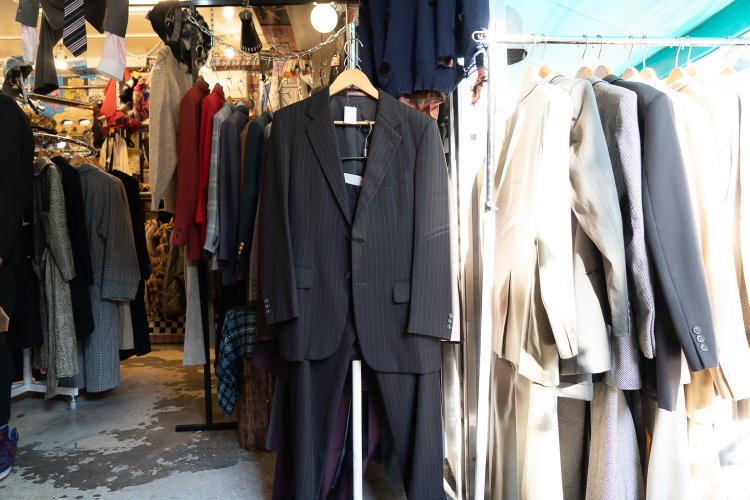 セットアップのスーツは、若者がイベント用として買っていくことも。