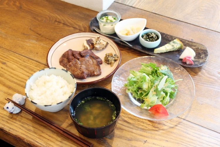 いわいずみ短角牛のタンとハツの鉄板焼き定食。ご飯と味噌汁、副菜がついて1500円！