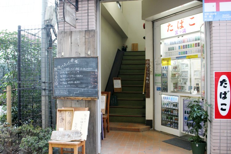 その名の通り階段をのぼった先にある食堂。