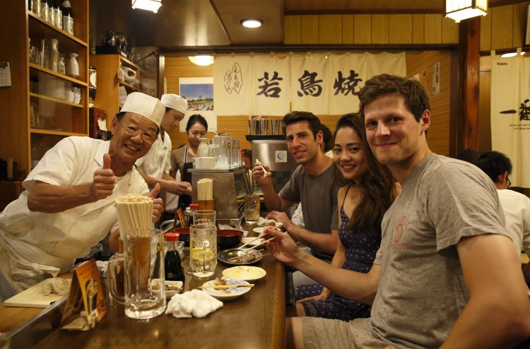 NYから来た3人。きっかけはテレビ番組だとか。「I never tried yaki-tori, but it’s so great!(日本の焼き鳥は素晴らしいね!)」。「It’s delicious because we’re using fresh meat!(新鮮な鶏肉だからおいしいですよ!)」。