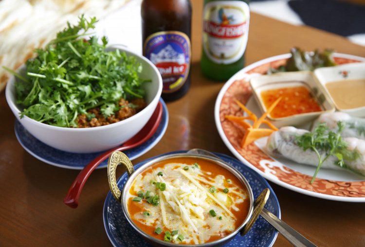 （右から）生春巻き2本610円、スペシャルチキンカレー1350円、パクチーサラダ750円。