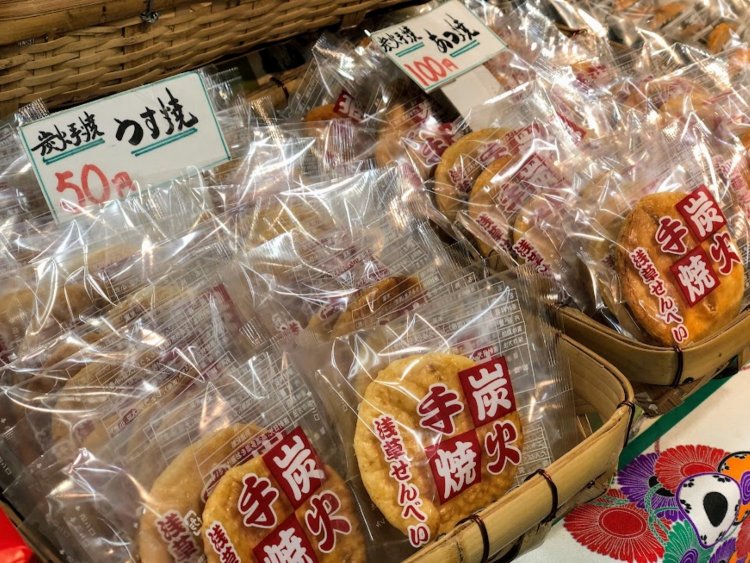 店内にはせんべい以外にも雷おこしや人形焼などが並ぶ。