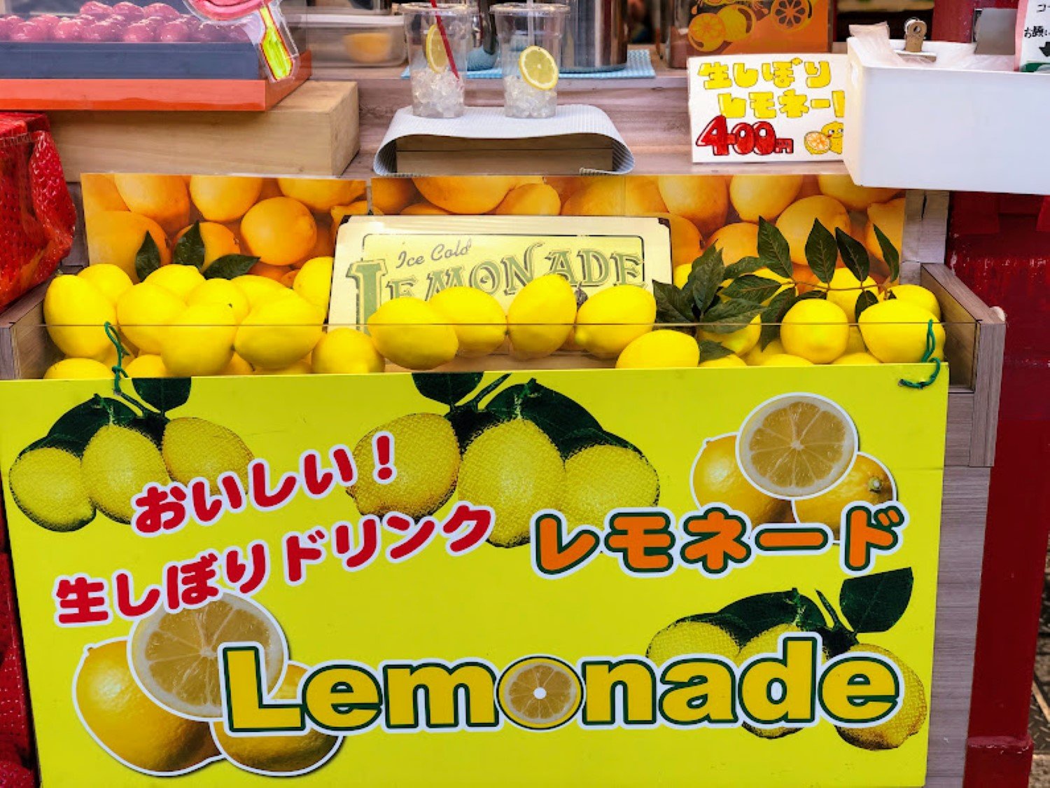 店頭では生しぼりレモネード400円も飲むことができる。