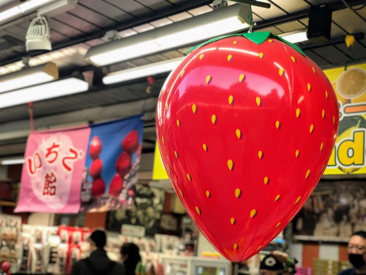 せんべい屋の店先にかわいいいちごが揺れる。