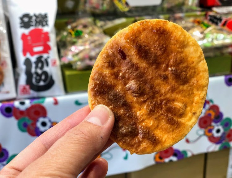 焼きたての炭火手焼せんべいは、醤油の香ばしさを楽しめる懐かしい味。
