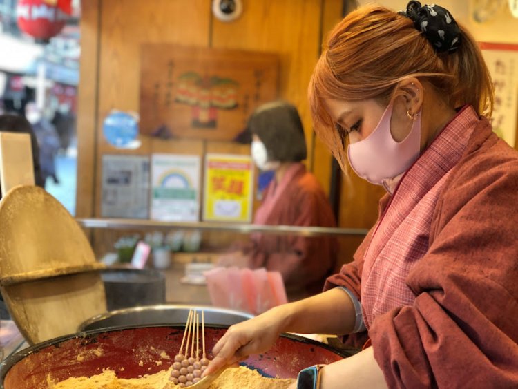  店頭で手際よくきびだんごをつくる和田さん。