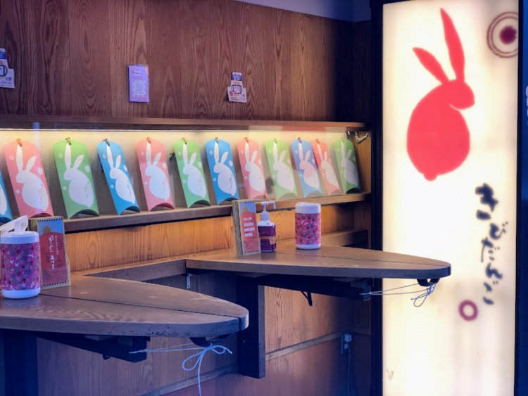 仲見世通りでは食べながら歩くことはできないので、店の横のカウンターでいただこう。