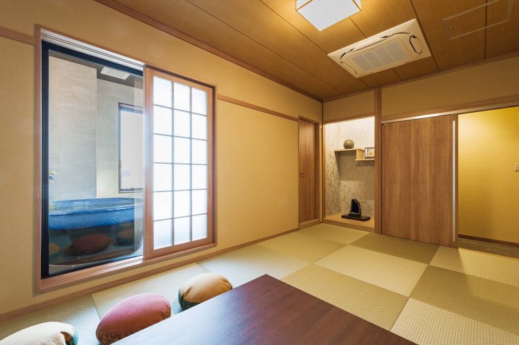 6畳の個室を備えた貸切風呂は調度品にも気を配った落ち着いた空間。別途1室2時間4000円。