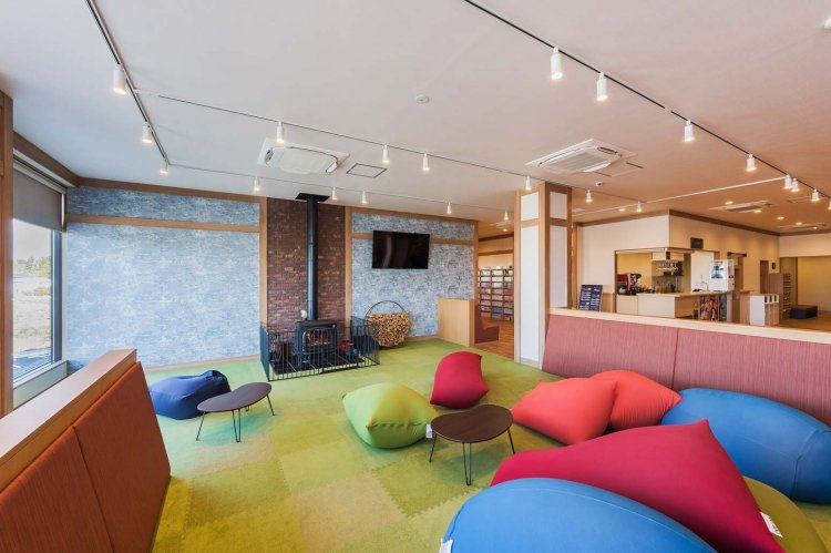 薪ストーブとヨギボーを置いた休憩スペース。あまりの気持ちよさに寝てしまいそう。