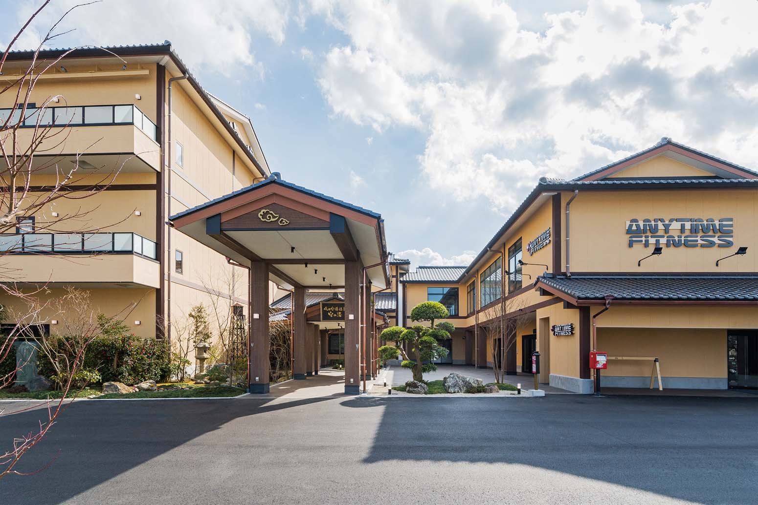 空港に隣接する源泉かけ流しの温泉 成田空港温泉 空の湯 自慢は航空ファン垂涎の飛行機と月が浮かぶ空の眺め さんたつ By 散歩の達人