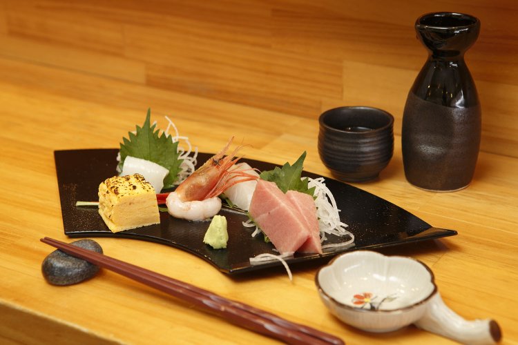 刺し身盛り合わせ2200円。