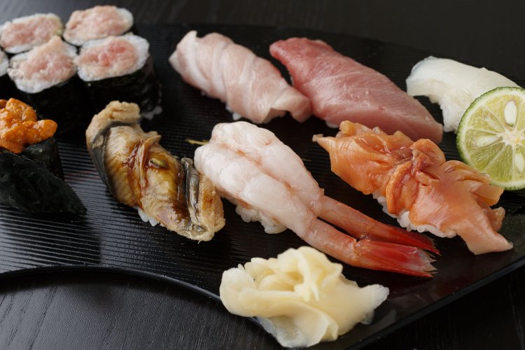 特上握り2420円は、大トロ、中トロ、赤貝、白身、江戸前穴子、ウニ、甘エビ、玉子焼など。漬けトロタク500円、イカのゴマ油1貫250円なども人気。