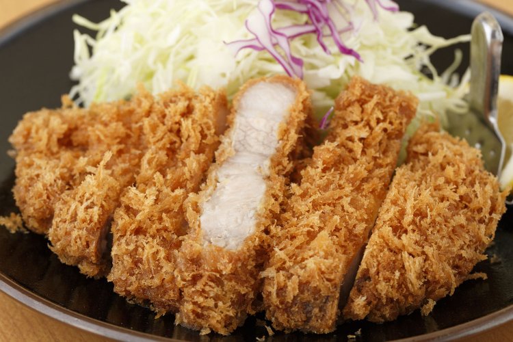 特上ロースかつ2500円。平日昼は国産豚使用の1000円ランチも用意。豚の端肉で仕込んだ具沢山のカツカレーもある。