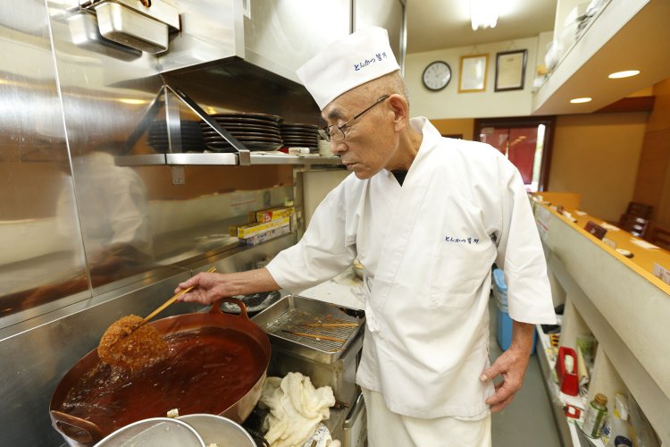 160～170℃で揚げる皆川さん。「低温すぎると衣がはげちゃうからね」。