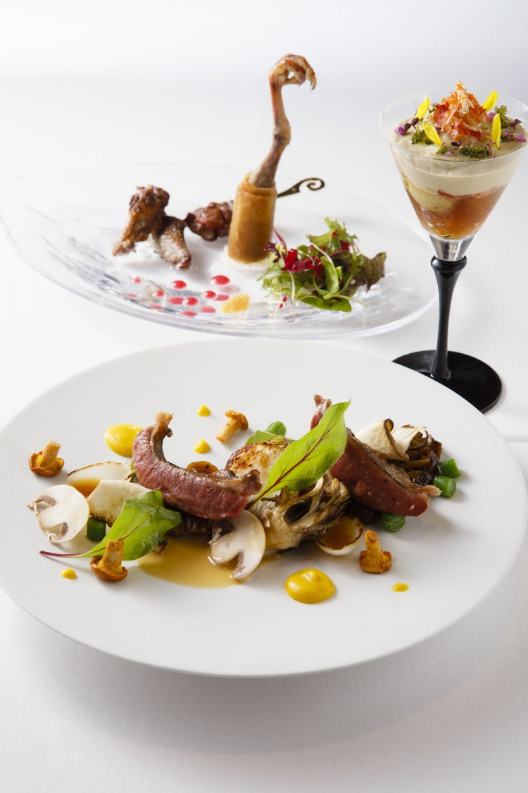 夜のコースは8800円、11000円、14300円（別途サービス料10％）の3種類。メニューは毎月変わるため、写真は一例です。