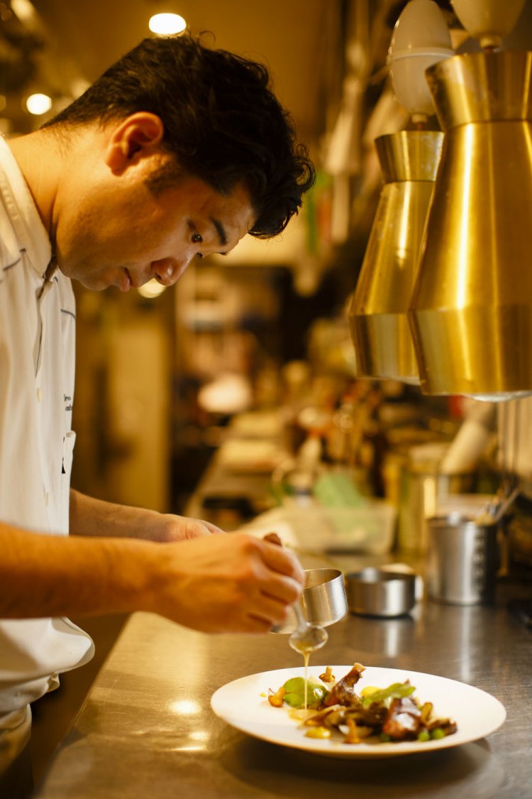 曲を奏でるようコースを組み立てるシェフ。