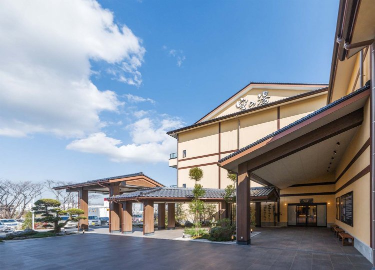 入浴料は岩盤浴・館内着・大判タオル・バスタオル・フェイスタオル付きが基本だが、バスタオル・フェイスタオルを除いた「ゆったり常連セット」1300円や、3時間以内利用の「お急ぎ入浴」1000円もある。