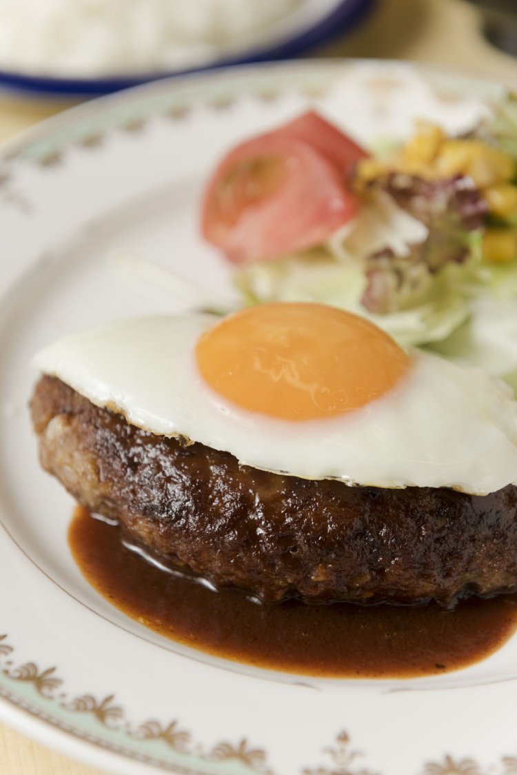 ハンバーグセット（デミグラソース）1400円は、ライスと味噌汁付き。カウンター越しに、こねて丸め焼き上げる様子が見える。