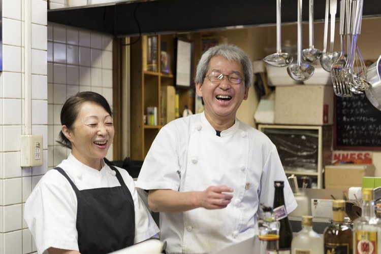 朗らかな菅野シェフと敦子さん。