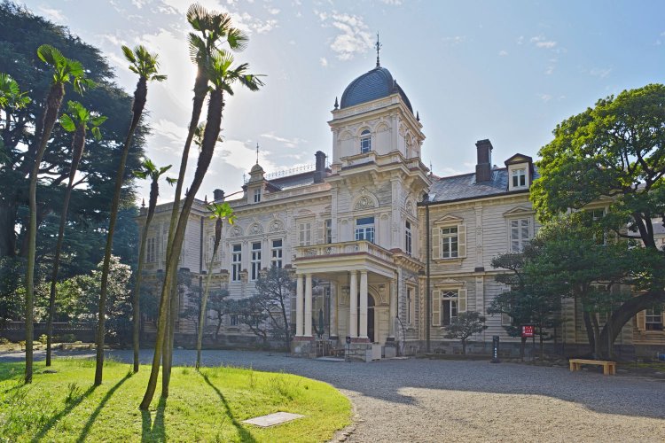 タワーマンションの足下には旧岩崎邸庭園。岩崎彌太郎の長男で三菱第3代社長の久彌の本邸として造られた庭園と住宅がのこる。洋館は鹿鳴館を手掛けた英国人建築家ジョサイア・コンドルの設計。