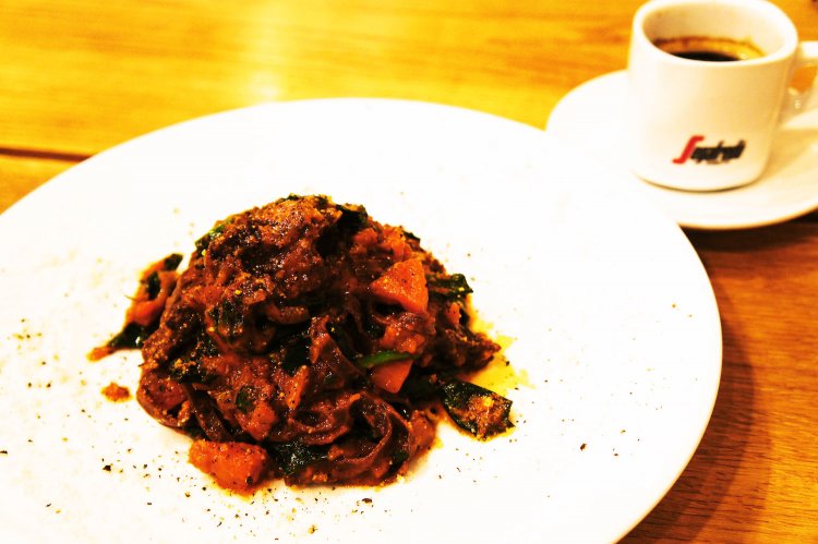 サラダやドルチェ、飲み物もつくしっかりした本格的コースは、都心で食べるよりとってもお得。