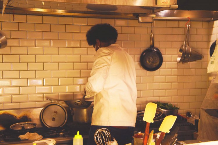 オーナーであり、シェフであるサミエルさん。自らが腕を振るう。