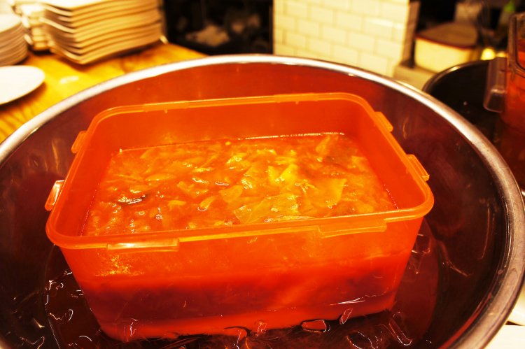 仕込みのスープメニュー。煮込み料理が得意で、じっくりと時間をかけて作るそうだ。