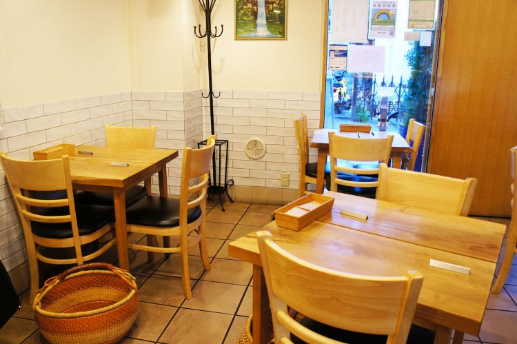 明るく開放的な店内。海のイメージの内装だそうだ。