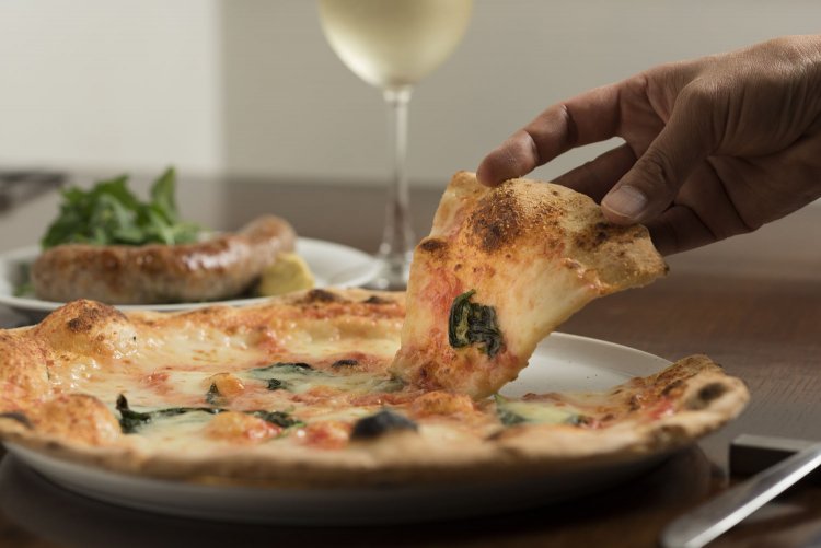 「まず食べてほしい」マルゲリータ1350円、ルッコラ添え自家製サルシッチャ1530円、グラスワイン570円。