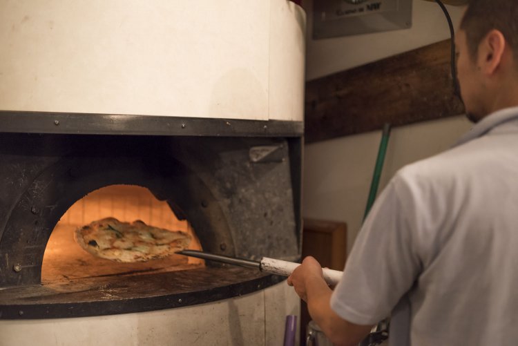 内部をレンガで積み上げた特注窯で焼く。