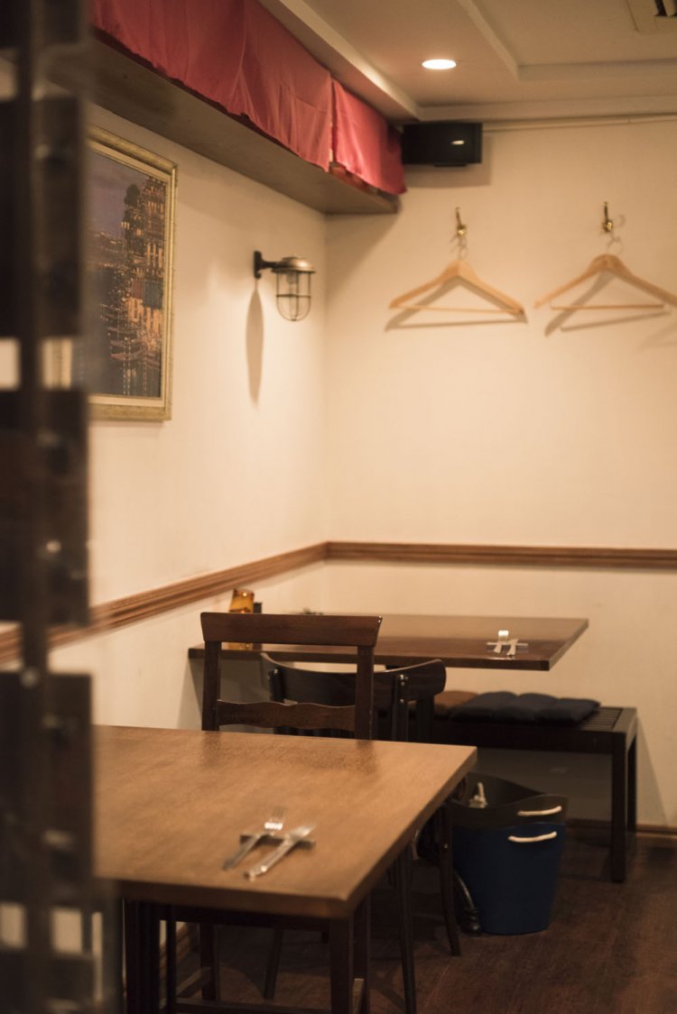 窯に密接した店内。貸し切り、おまかせ料理など自在に対応。