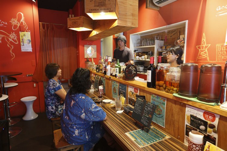 赤く塗られた店内。