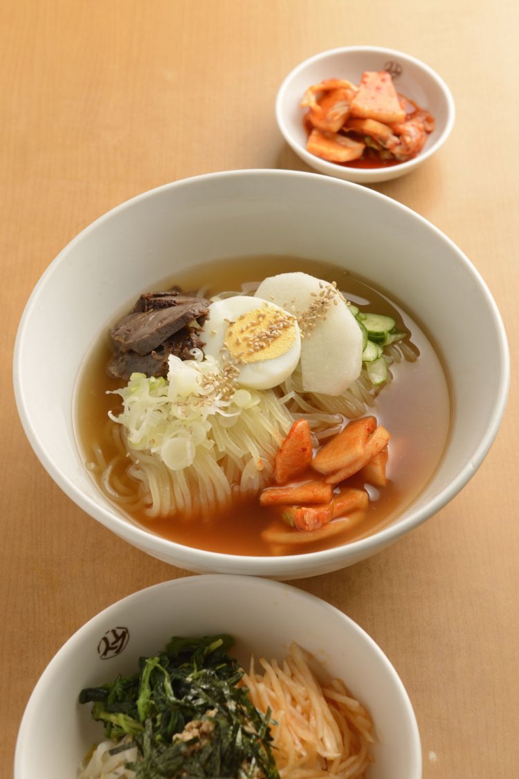 冷麺860円。ランチではビビンバとキムチがつくセットで1060円。