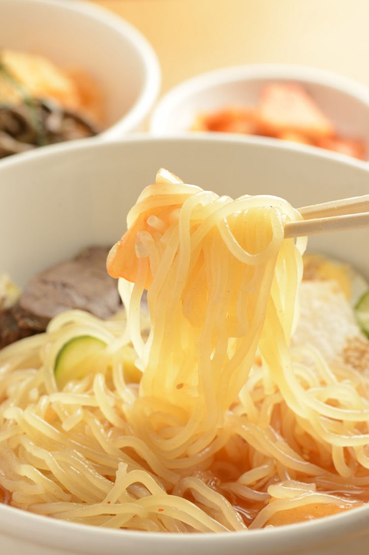 麺は注文を受けてからプレス機で切り分けるのでモッチモチの食感に仕上がる。スープとよくからめていただこう。