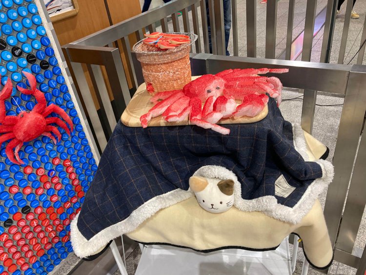 横に添えられているこたつの上にも発泡スチロール製のカニが。