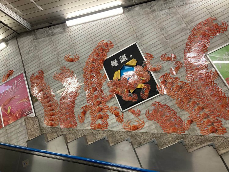 壁一面のカニの大洪水。何匹いるか数えてみたいところだが、エスカレーターは無情にも進む。