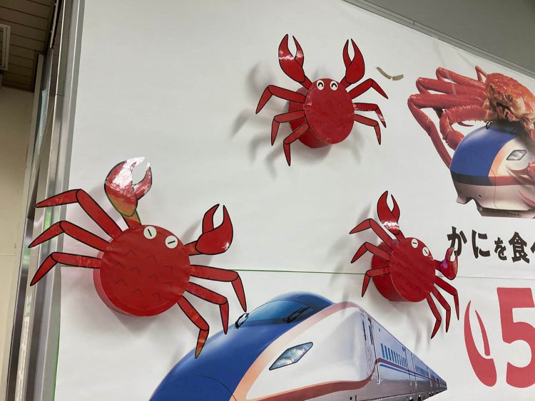 拡大してみると、カニは円筒型ボディの立体工作である。