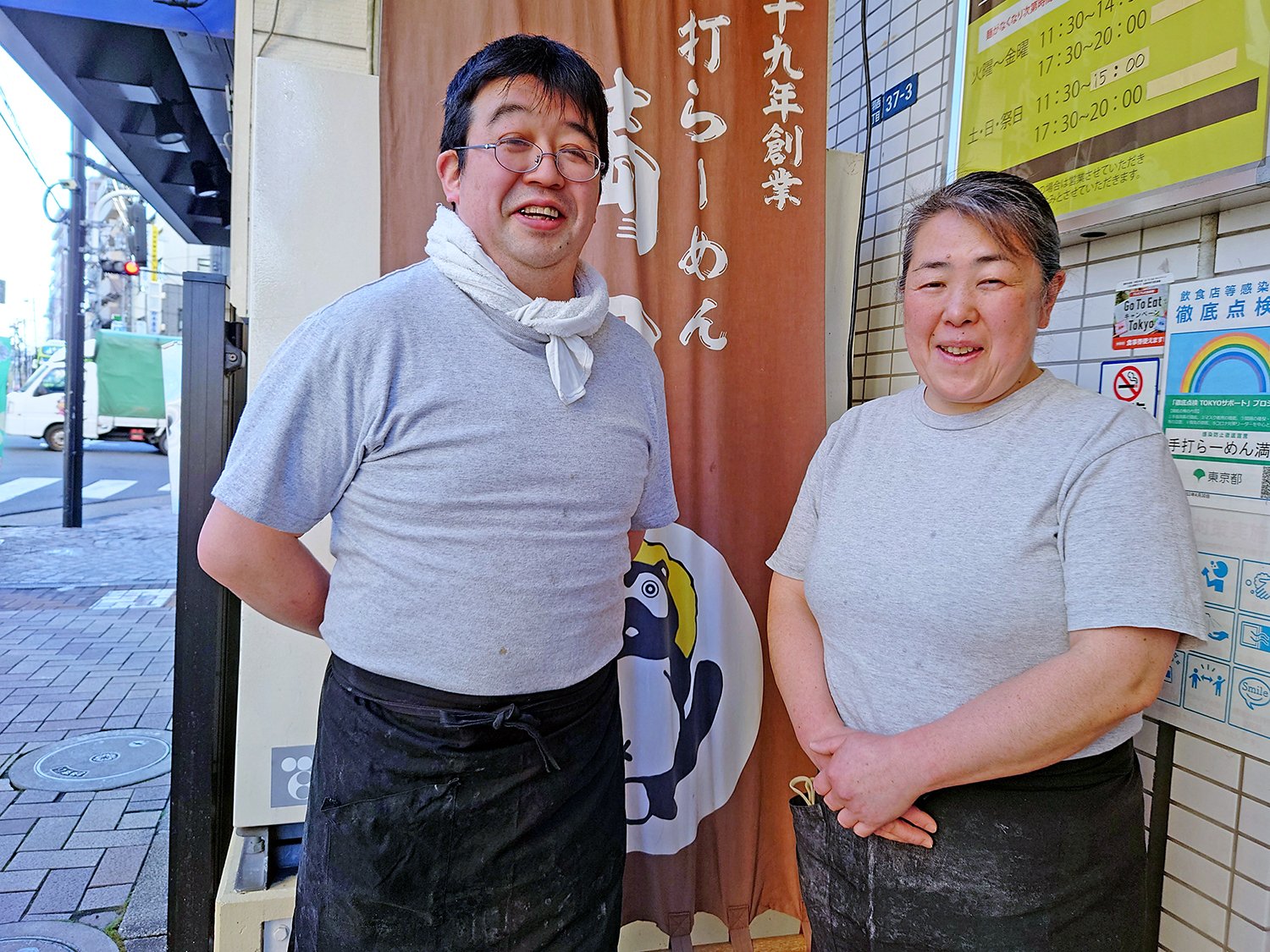 二代目店主の萩谷尚紀さん（左）と奥様で二代目女将の千恵子さんが二人三脚で店を切り盛りする。