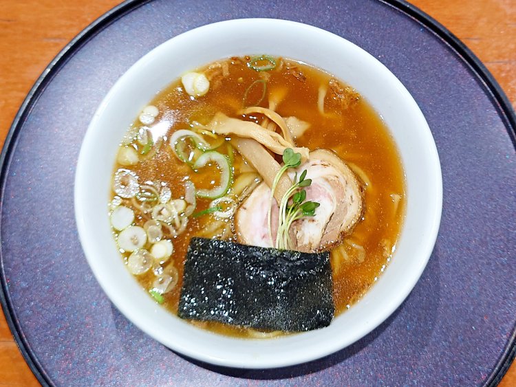 ら～めん750円。具は自家製チャーシュー、メンマ、のり、カイワレにネギとシンプル。