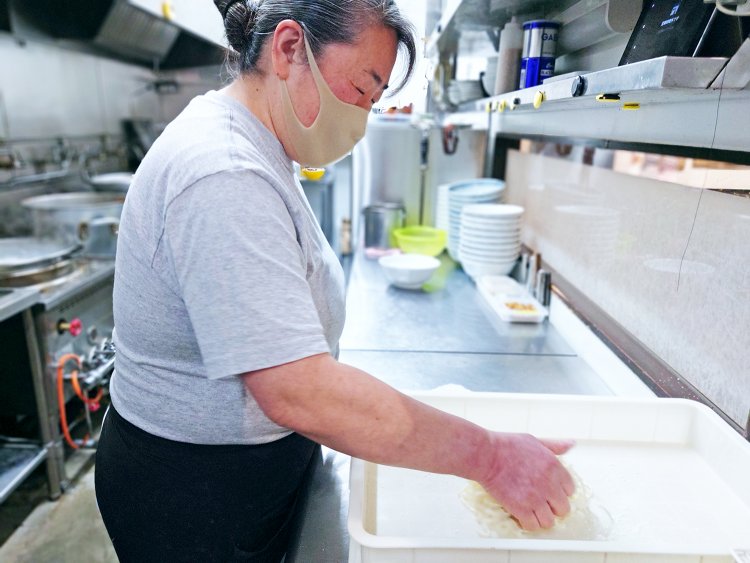 できあがった麺は丹念に手もみしてから茹でる。