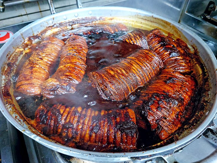 タレで煮込まれるチャーシュー。右のちゃーしゅうめん用は左のらーめん用のほぼ倍の大きさ！