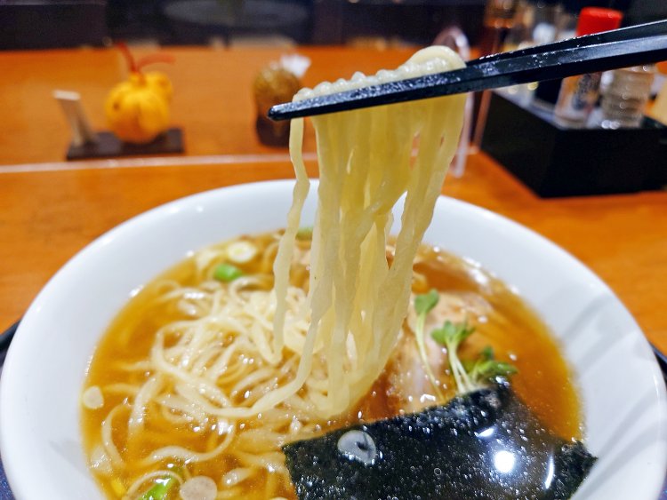 強い縮れの平打ち麺。ざるでも食べたくなる美味さ。
